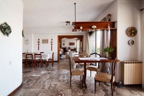 Departamento, 3 habitaciones | Área de sala de estar | Televisión de pantalla plana 