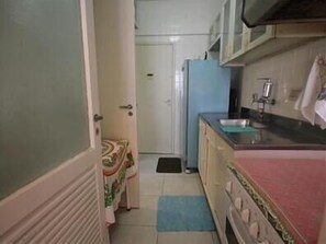 Apartamento standard, 3 quartos | Cozinha privada | Geladeira, micro-ondas, cafeteira/chaleira