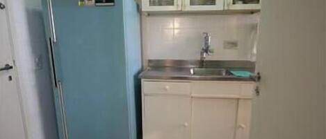 Standard Apartment, 3 Bedrooms | Private kitchen | Fridge, microwave, coffee/tea maker