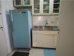 Apartamento standard, 3 quartos | Cozinha privada | Geladeira, micro-ondas, cafeteira/chaleira