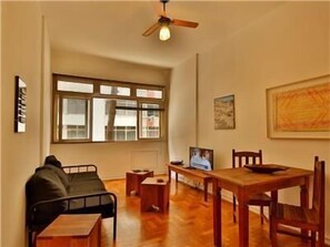 Apartamento standard, 2 quartos | Área de estar