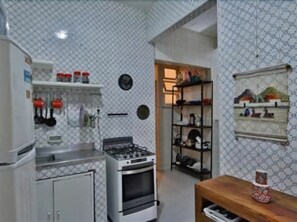 Apartamento standard, 2 quartos | Cozinha privada | Geladeira, micro-ondas, fogão, talheres/pratos/utensílios de cozinha