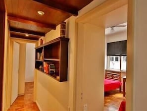 Apartamento standard, 2 quartos | Escrivaninha, ferros/tábuas de passar roupa, Wi-Fi de cortesia