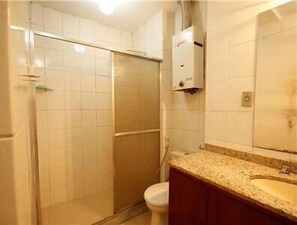 Appartement Standard, 2 chambres | Salle de bain