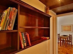 Apartamento standard, 2 quartos | Escrivaninha, ferros/tábuas de passar roupa, Wi-Fi de cortesia