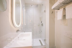 Standard-Doppelzimmer | Badezimmer | Dusche, umweltfreundliche Kosmetikartikel, Haartrockner, Hausschuhe