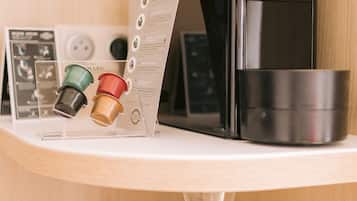 Eine Kaffeemaschine, eine Speisekarte und verschiedene Kaffeetassen auf einer Theke.