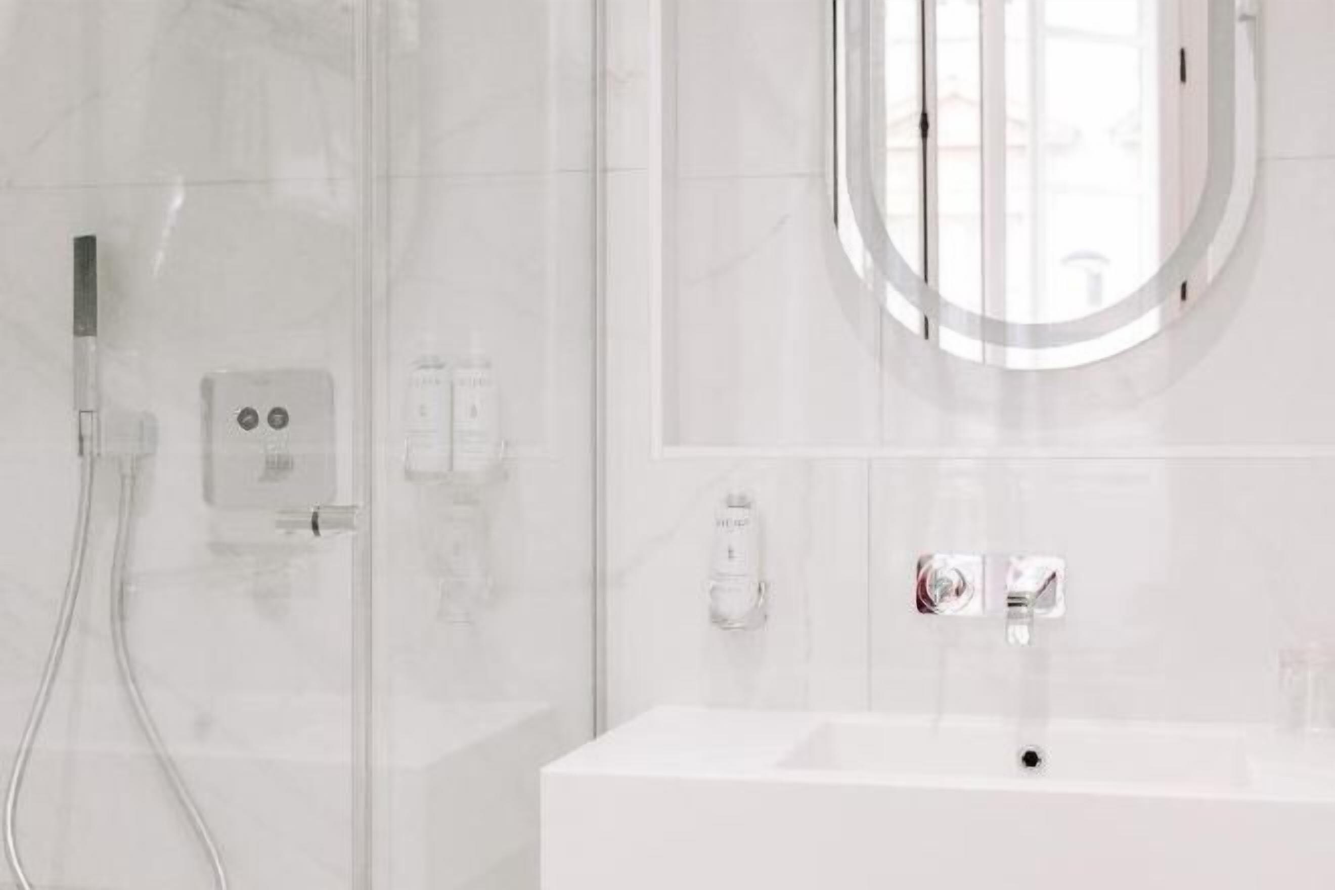 Badezimmer | Dusche, umweltfreundliche Kosmetikartikel, Haartrockner, Hausschuhe
