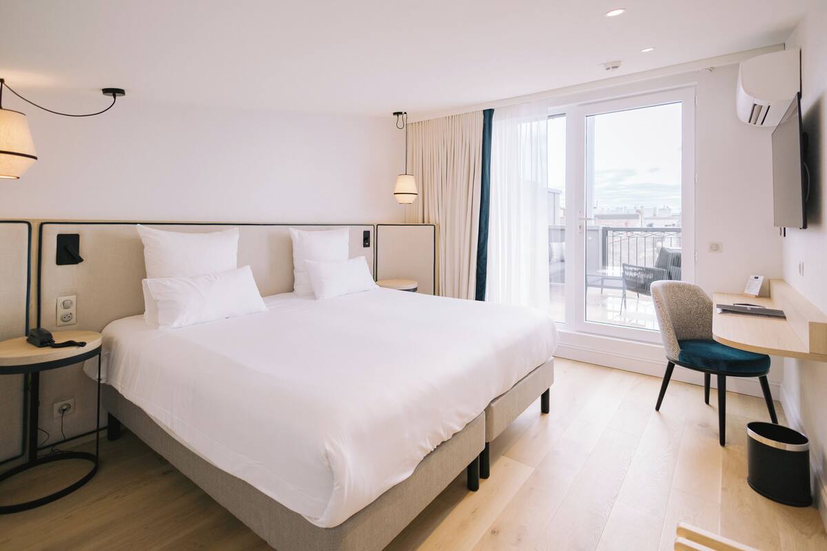 Suite | Premium bedding, in-room safe, soundproofing