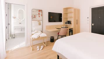 Deluxe Double Room | 1 bedroom, premium bedding, in-room safe, soundproofing