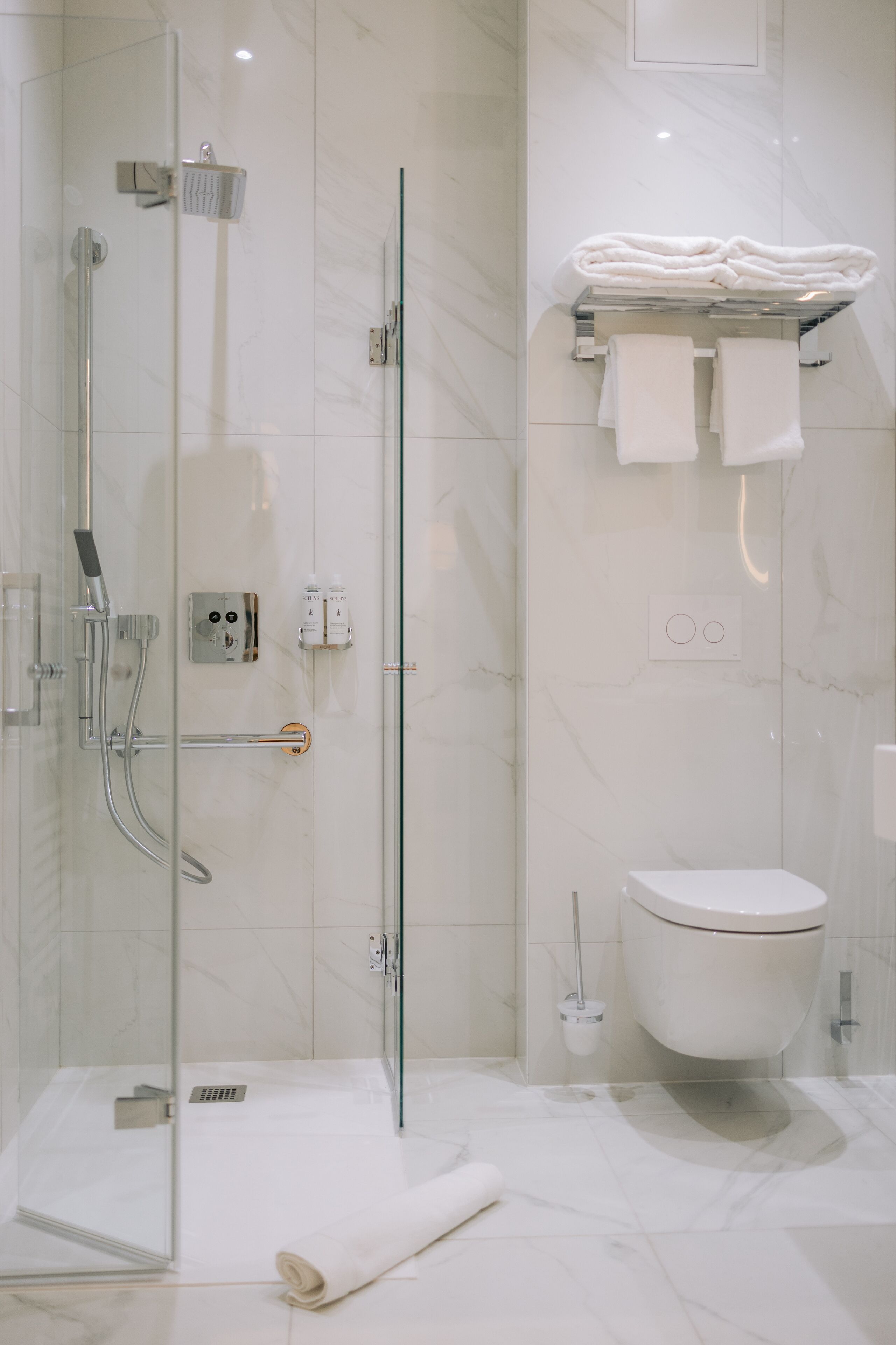 superior double room | bathroom | shower, eco-friendly toiletries, hair dryer, slippers