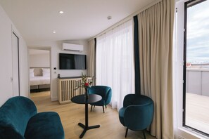 Ropa de cama de alta calidad y caja de seguridad en la habitación 