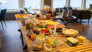 Daily buffet breakfast for a fee - Sandvika Camping (Vagan)