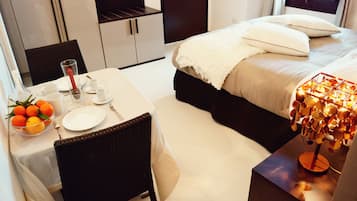 Deluxe trippelrum - 1 sovrum | 1 sovrum, sängtillbehör av högsta kvalitet och minibar