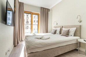 Egyptian cotton sheets, premium bedding, in-room safe, blackout drapes - Chopin Apartments Mennica (Warsaw)