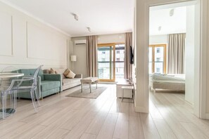 Egyptian cotton sheets, premium bedding, in-room safe, blackout drapes - Chopin Apartments Mennica (Warsaw)