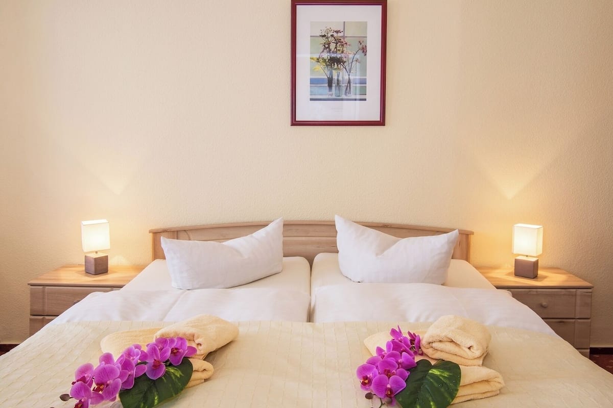 Hypo-allergenic bedding, free WiFi, bed sheets