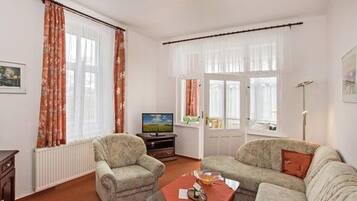 Căn hộ cơ bản (Jade) | Phòng khách | TV màn hình phẳng 32-inch có truyền hình vệ tinh, TV