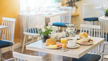 Petit déjeuner buffet servi tous les jours en supplément