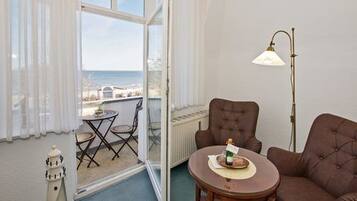 Comfort Double Room | Living area | 32-inch flat-screen TV with satellite channels, TV