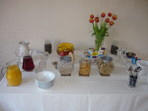 Desayuno completo gratuito y diario