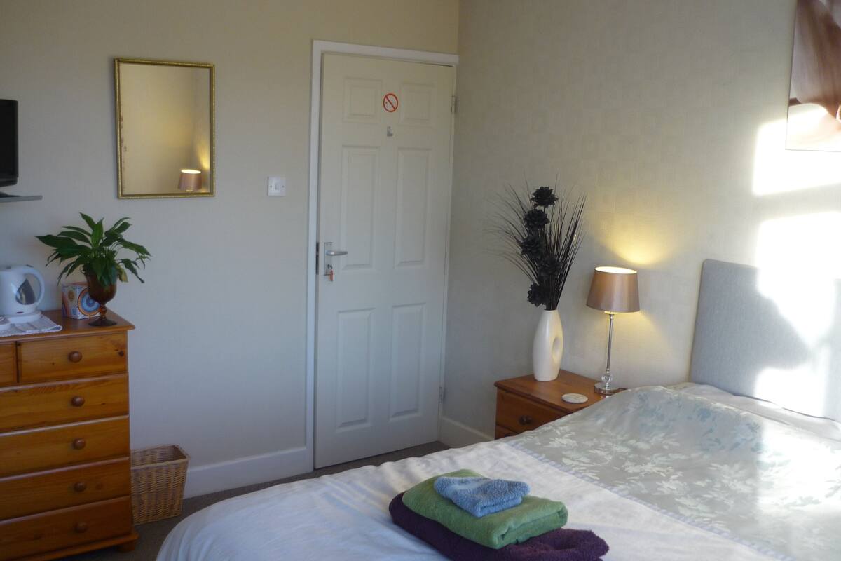 Habitación doble Deluxe, tina | Escritorio, tabla de planchar con plancha, wifi gratis y ropa de cama