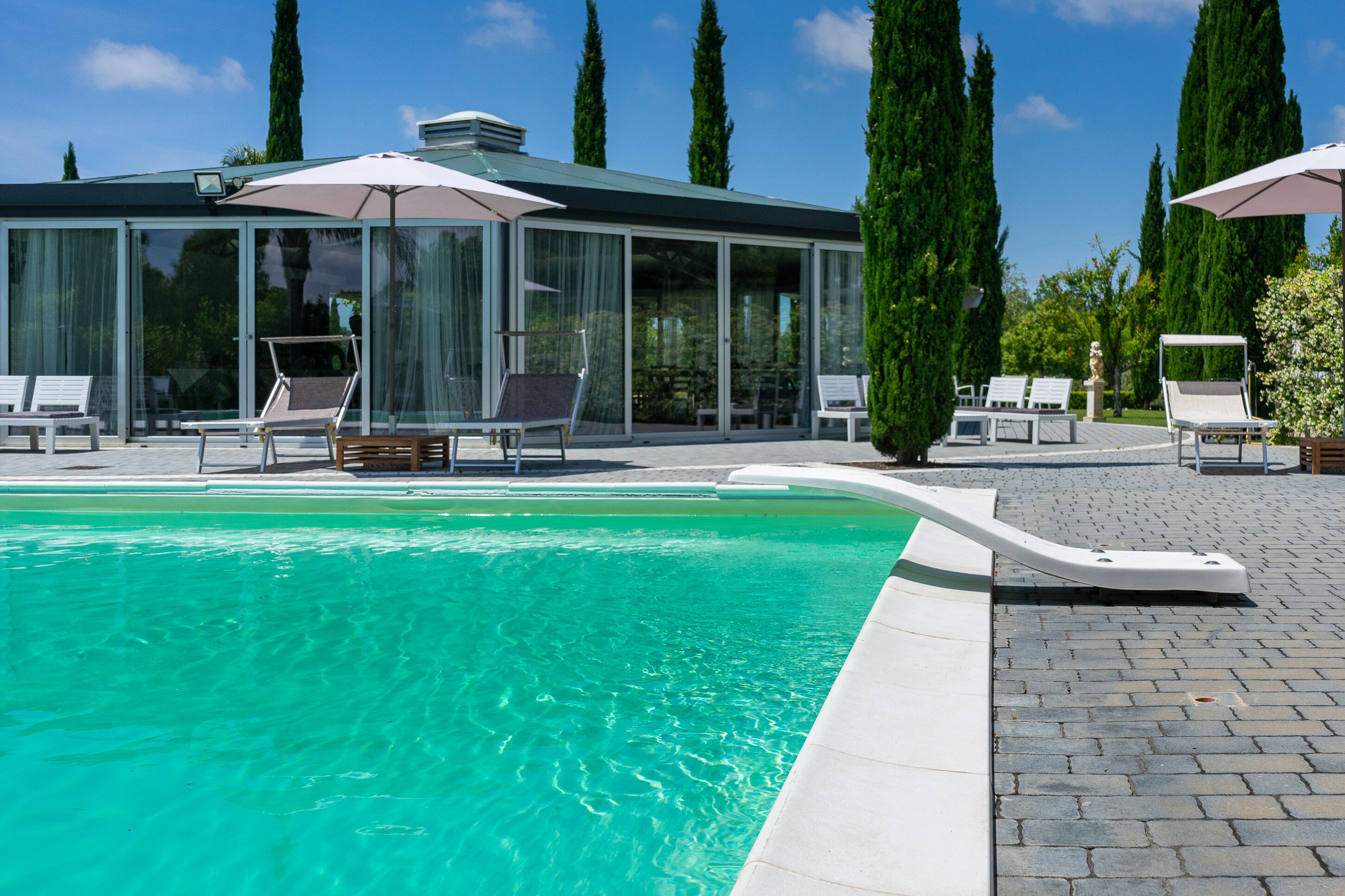 Piscine extérieure (ouverte en saison), parasols de plage