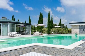 Seasonal outdoor pool, pool umbrellas, sun loungers - Casale delle Ronde B&B (Latina)