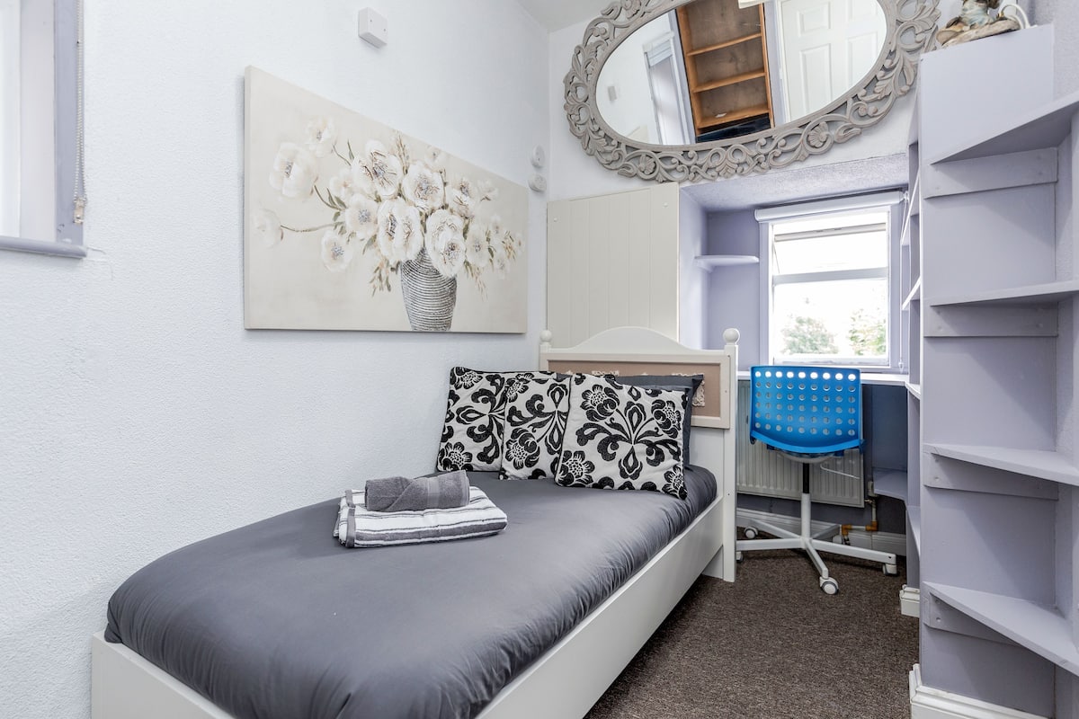 Iron/ironing board, free WiFi, bed sheets