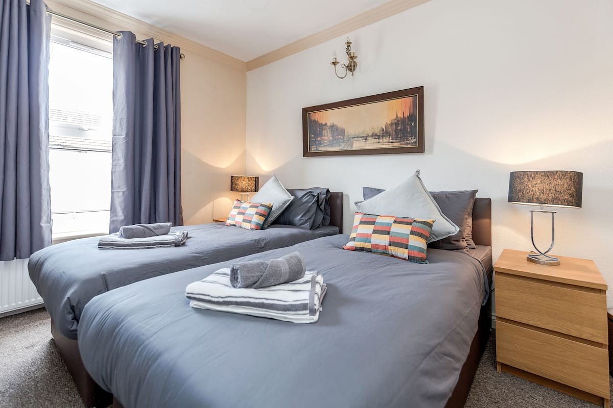 Iron/ironing board, free WiFi, bed sheets