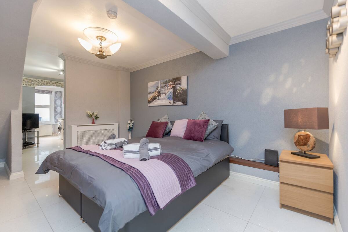 Iron/ironing board, free WiFi, bed sheets
