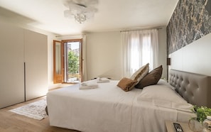 Deluxe kamer, 1 kingsize bed, balkon, uitzicht op stad | Luxe beddengoed, donzen dekbedden, Select Comfort-bedden