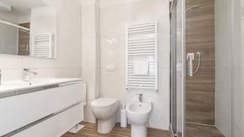 Habitació Deluxe, balcó, vistes a la ciutat | Bany | Dutxa, capçal de dutxa tipus cascada i articles de tocador gratuïts