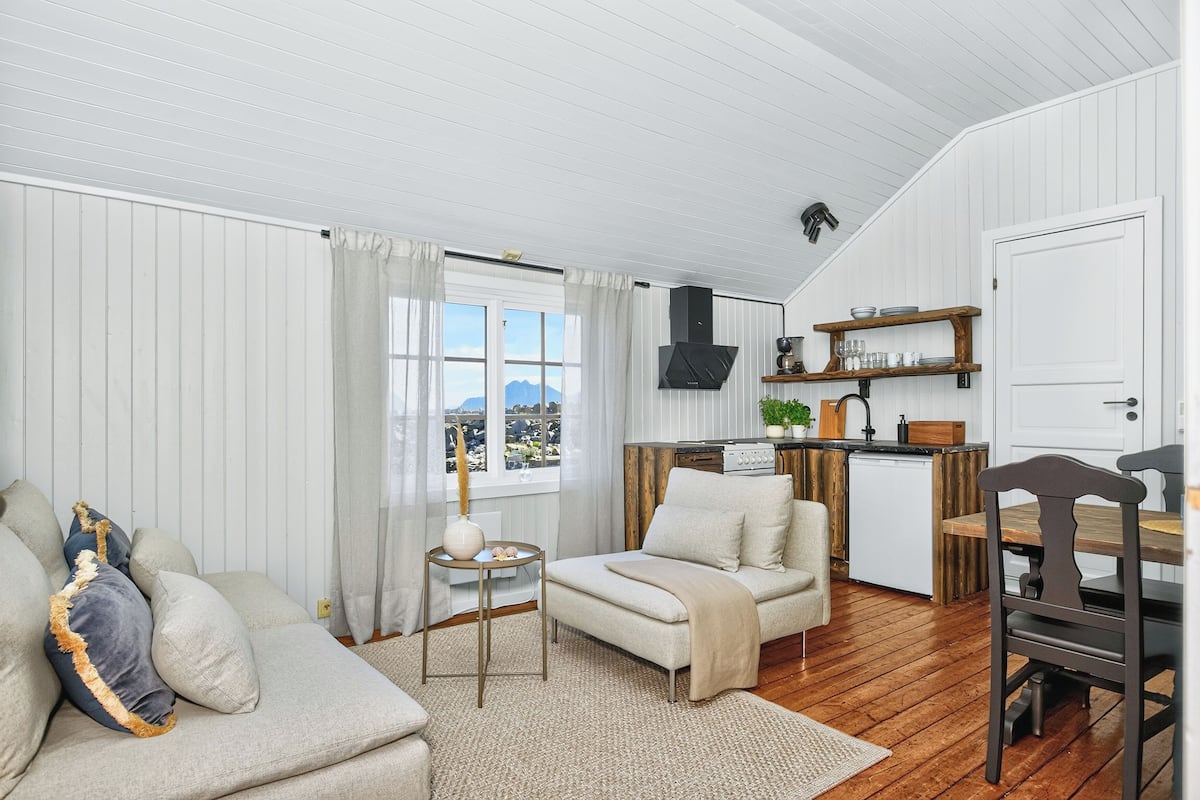 Cabin, 2 Bedrooms, Mountain View, Oceanfront | Living area