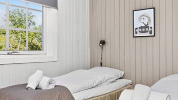 Hytte, 2 soverom, fjellutsikt, ved havkanten | Individuelt dekorert, individuelt innredet og wi-fi (inkludert)