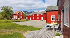 Courtyard - Astra Village - Seafront Rorbu Cabins, Lofoten (Vagan)