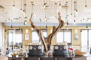 Bữa sáng buffet hàng ngày (12 EUR/mỗi người)