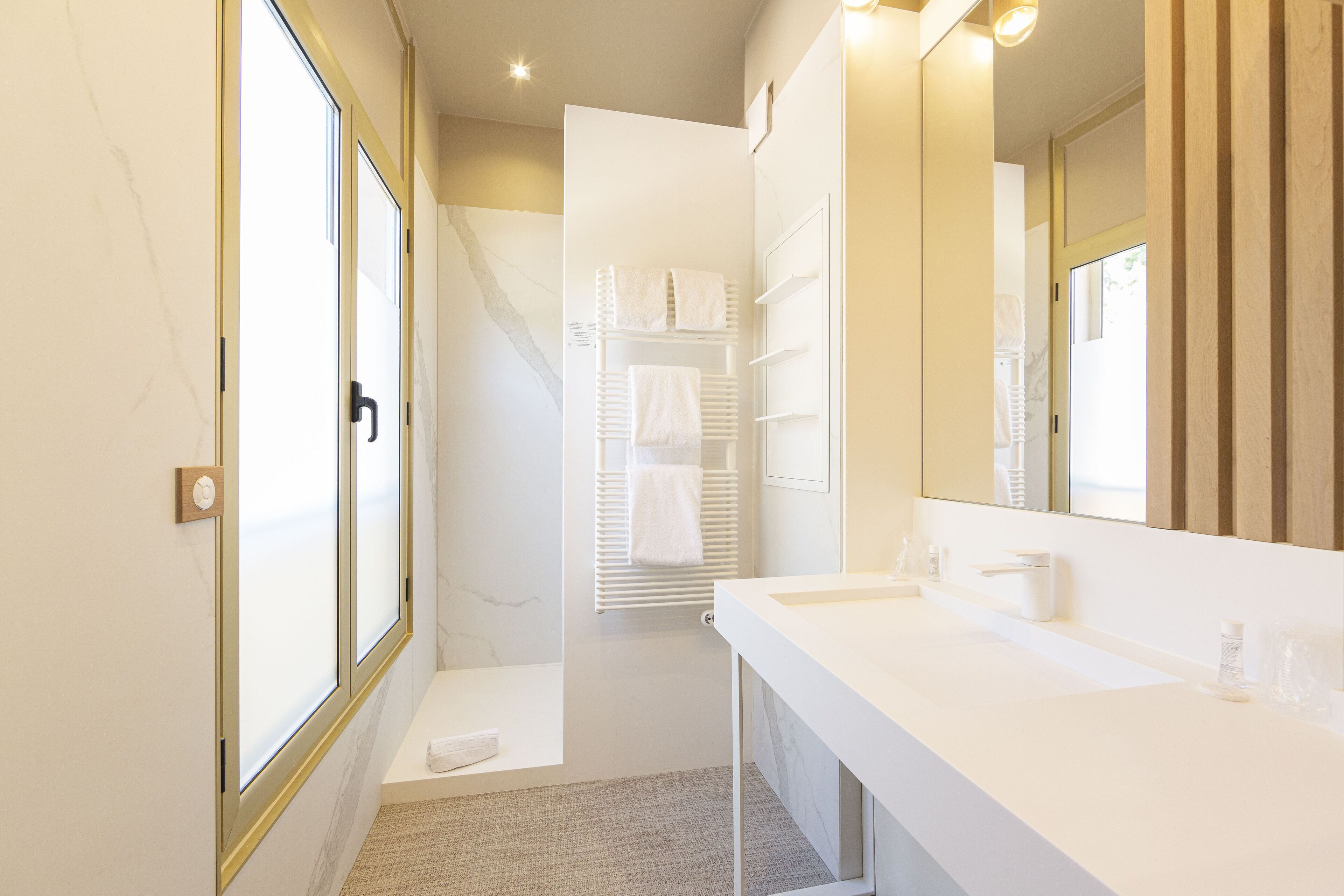 shower, free toiletries, hair dryer, towels