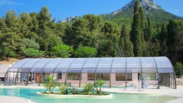 Piscine couverte, piscine extérieure, parasols de plage, chaises longues