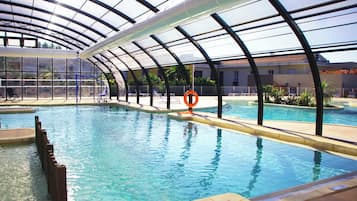 Piscine couverte, piscine extérieure, parasols de plage, chaises longues