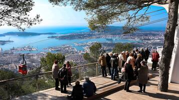 Estação de teleférico com vista panorâmica de uma cidade costeira e do mar.