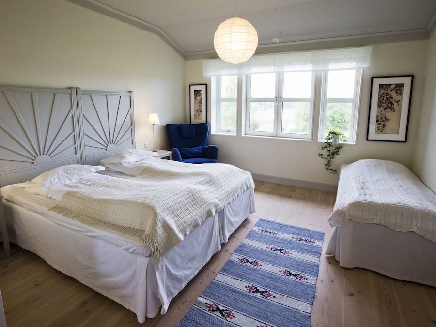 Desk, laptop workspace, soundproofing, free WiFi