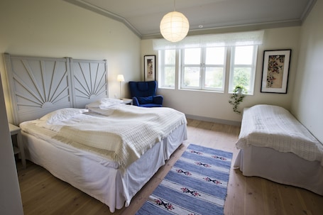 Desk, laptop workspace, soundproofing, free WiFi