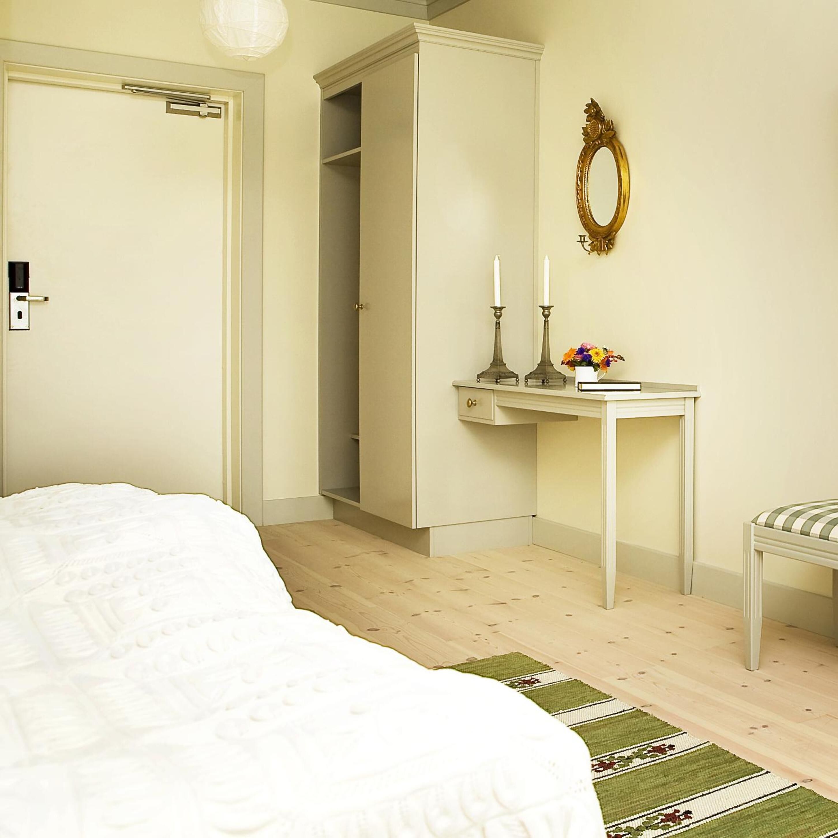 1 bedroom, desk, laptop workspace, soundproofing