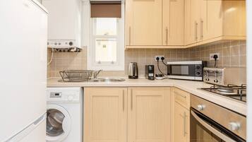 Apartment, 2 Bedrooms | Private kitchen | Fridge, microwave, oven, stovetop