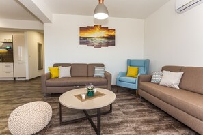 Căn hộ, 2 phòng ngủ, ban công, quang cảnh biển (A4) | Phòng khách | Smart TV, bàn bóng bàn