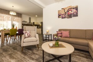 Căn hộ Deluxe, 2 phòng ngủ, hiên (A2) | Phòng khách | Smart TV, bàn bóng bàn