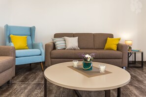 Căn hộ, 2 phòng ngủ, ban công, quang cảnh biển (A4) | Phòng khách | Smart TV, bàn bóng bàn