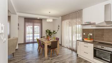 Departamento Deluxe, 2 habitaciones, Terraza (A2) | Área de sala de estar | Smart TV y tenis de mesa