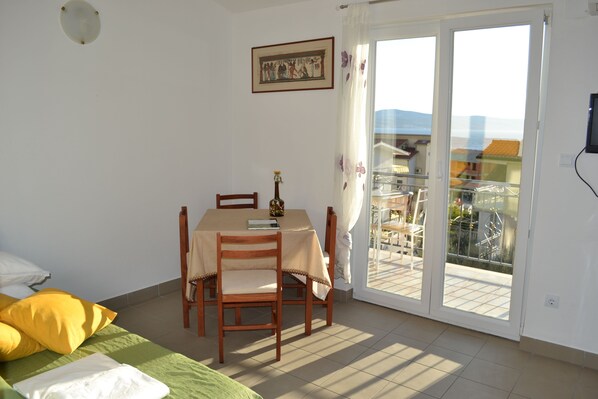 Apartment, 1 Bedroom | In-room dining
